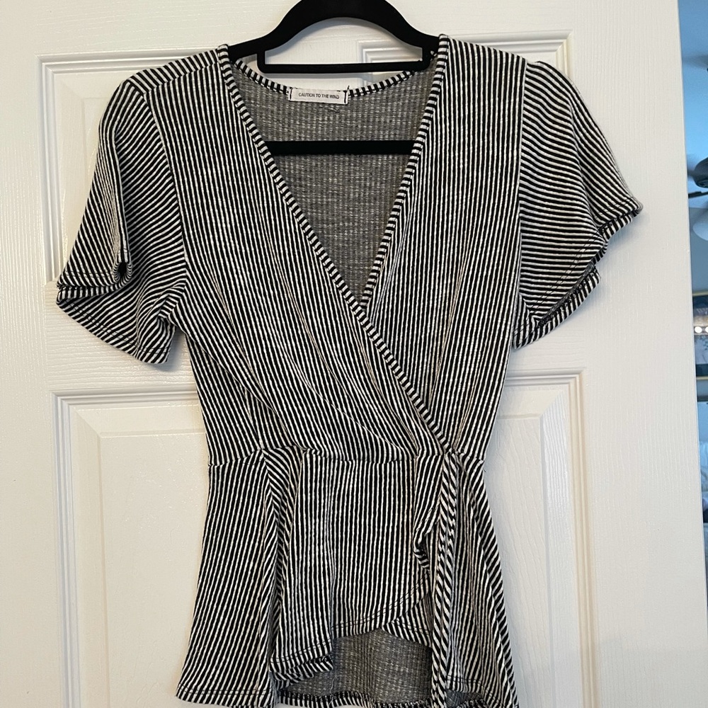 🌻Black and white striped top🌻